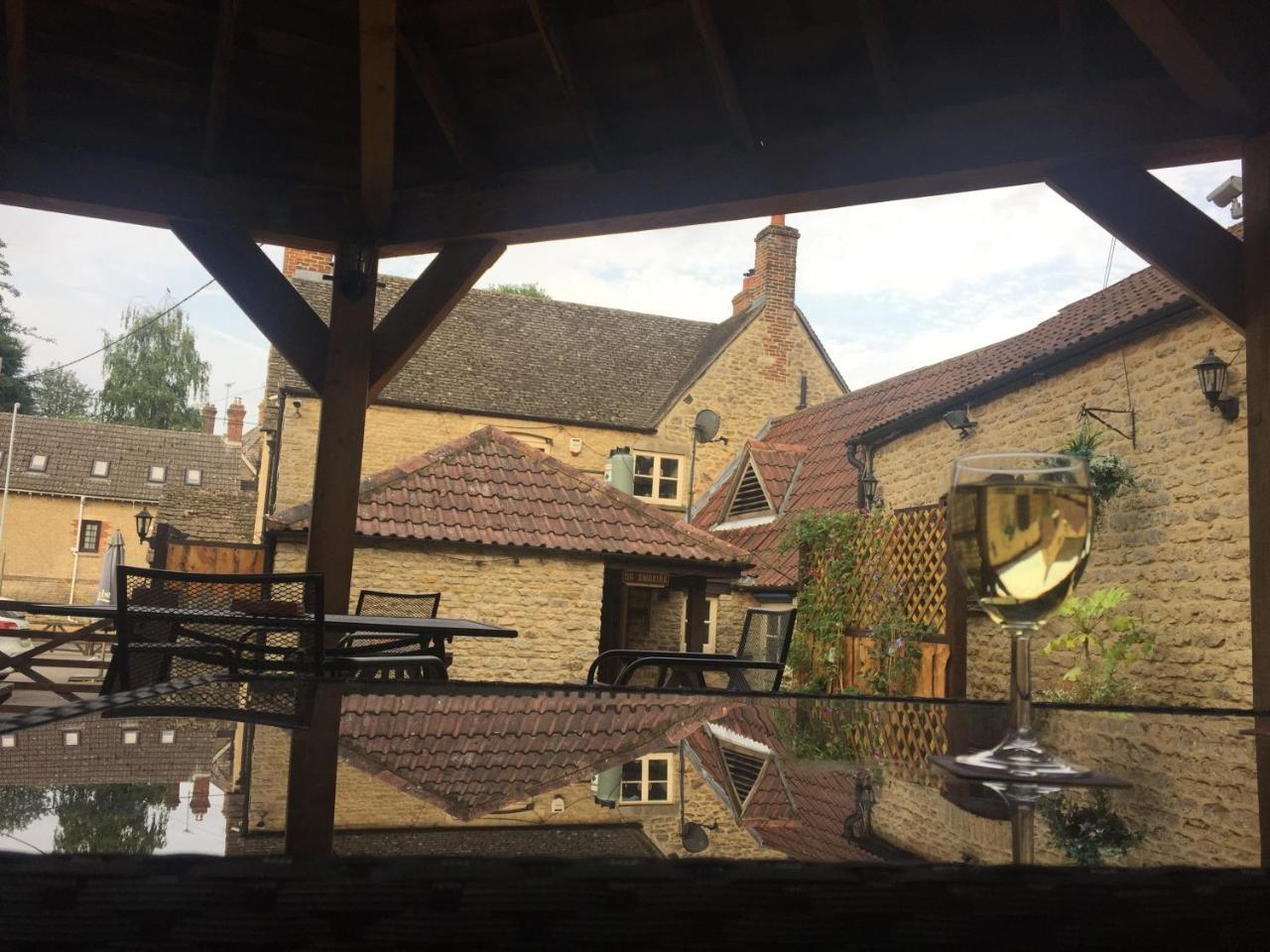 Hotel The Radnor Arms Malmesbury Exterior foto