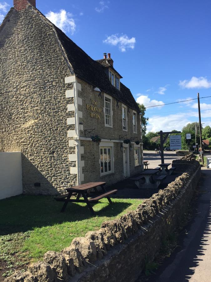 Hotel The Radnor Arms Malmesbury Exterior foto